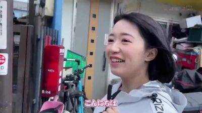 ジョギング中の色白巨乳な人妻を連れ込んでセックス - hotmovs.com - Japan