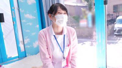 勃起がおさまらなくて困っている男を看護師さんをナンパしてみてもらう - hotmovs.com - Japan