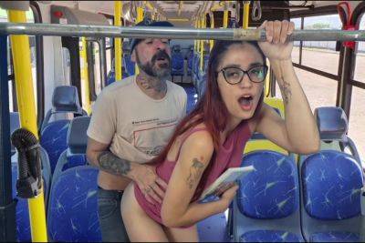 Estudante Sobe No Onibus E Por Estranho Em Publico! - hclips.com - Brazil