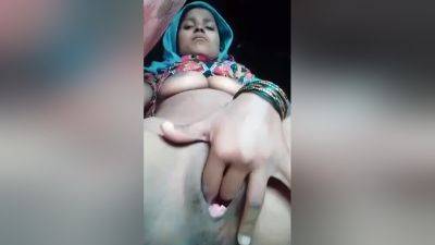 Today Exclusive- Horny Bhabhi Shows Her Boobs And Fingering - desi-porntube.com - India