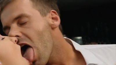 Affari Di Famiglia - hotmovs.com - Italy