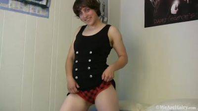 Kinky Cassie stuffs her hairy bush - WeAreHairy - hotmovs.com