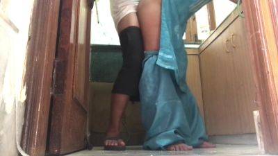 Behanchod Padosi Ki Biwi Ko Hi Piche Se Pel Diya - desi-porntube.com - India