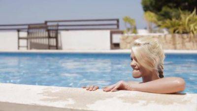 Video: Convertion To Pussy Love - hotmovs.com