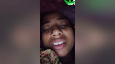 Today Exclusive-desi Chick Shows Her Boobs On Vc - desi-porntube.com - India