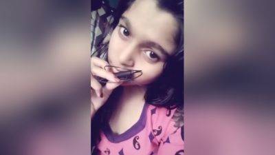 Cute Desi Chick Shows He Boobs - desi-porntube.com - India