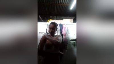 Tamil Chick Record Her Bathing Video For Lover - desi-porntube.com - India