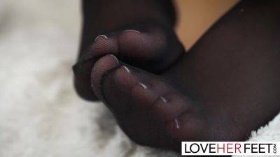 Worshipping Her Feet - hotmovs.com