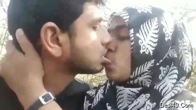 Desi Gf Give Outdoor Blowjob - desi-porntube.com - India