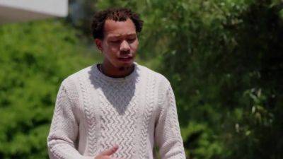 Black Man Grabbed The Brunette By The Hair And Put Crustaceans - hotmovs.com