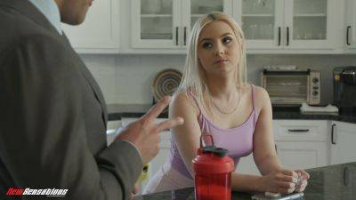 Aria Banks babysits her boss's big cock & takes a cumshot on her face - sexu.com