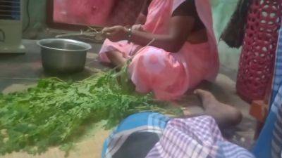 Home Working Aunty Boobs Pressing - desi-porntube.com - India