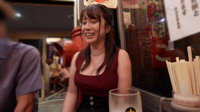 【年下男子のチ○コを丸呑みする喉奥性感帯のド変態巨乳人妻】いつも職場で面倒見てあげてる年下のバイト君と年の差不倫SEX！夫には明かせない秘密の性感帯を暴露！自ら喉奥まで若いチ○コを咥え込みイラマ汁ダダ漏れ！ - txxx.com - Japan