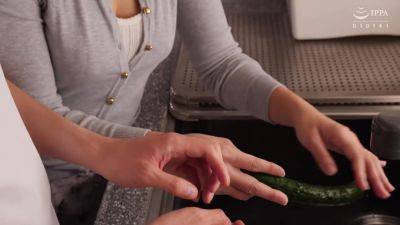 玉城夏帆 娘の彼氏が童貞だと知り筆おろししてしまう - txxx.com - Japan