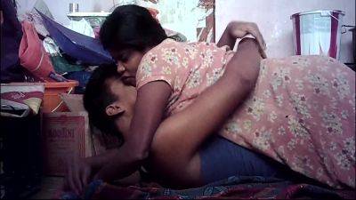 Indian House Wife Kissing On Housband - videomanysex.com - India