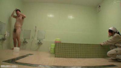 05A1224- Mature cleaning lady sluts and sucks cock while taking a bath - senzuri.tube