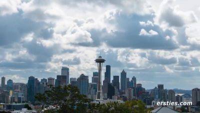 Daphne Goes Down On Eve While They Are Outside - hclips.com