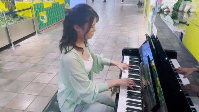 【神感シンフォニーが止まらないッ美尻ピアニスト】清楚な外見だけど実はチョロい変態シンガーソングライターがヤリモクで弾き語り！？スベスベ美脚×卑猥な形のエロ尻BODY！ - txxx.com - Japan