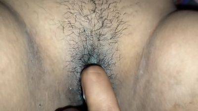 Chut Me Ungli Dal Kar Pani Nikal Diya Aunty Ki Mast Chut - desi-porntube.com