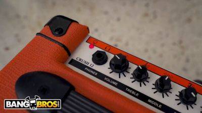 Geek can't study, but his hot step sister Valerica Steele fingers, fucks, and blows him in reverse cowgirl frenzy - sexu.com