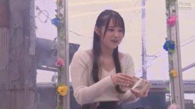 06440,Erotic woman who feels and writhes - txxx.com