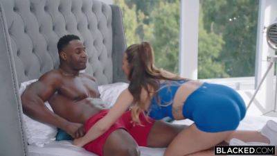 She Offers To Show Him Her Tits - upornia.com