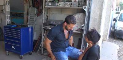 mature aux gros seins baise son garagiste - txxx.com - France