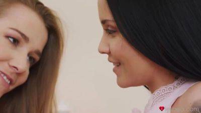 Alexis Crystal - Jennifer Mendez - Alexis Crystal & Jennifer Mendez: Natural Lewd Scissoring - porntry.com