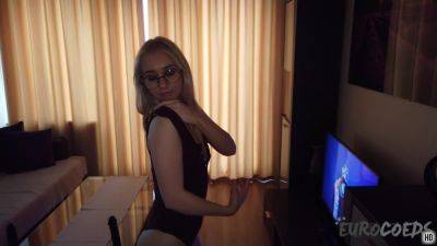 Kelly Does The Dildo Challenge And Tries Some Big Dildos Will It Fit Deepthroat And In Her Pussy - hotmovs.com