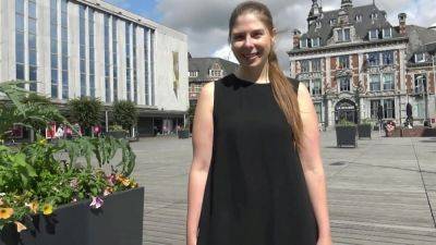 J&M makes Alice happy! - hotmovs.com