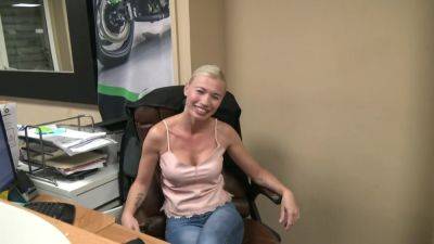 Justine, 37, has not lost her good habits! - hotmovs.com