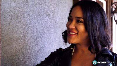 Sahara Leone: Overexposed Busty Bikini Photo Shoot - hotmovs.com