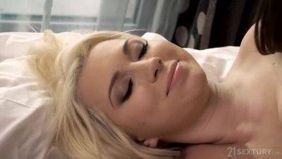 Liya Silver - Lesbian Lovers Liya Silver & Roxy Risingstar - Morning Delights - porntry.com