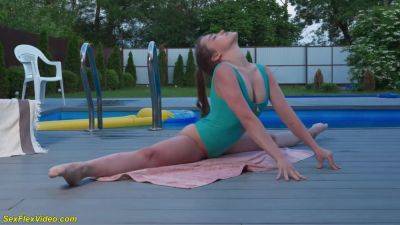 flexi Nicole Murkovski outdoor fucked - txxx.com - Russia