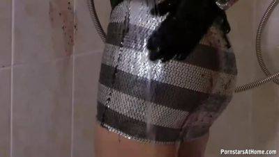 Gina Killmer: Post-Disaster Shower with Curves & Tattoos - veryfreeporn.com