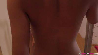 Paris wakes up with Big Tits - porntry.com