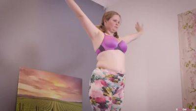 Brunette Sarah's Stretch with Toys - veryfreeporn.com