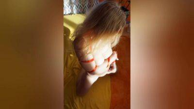 Selenas Naked Posing In A Warm Light - hclips.com