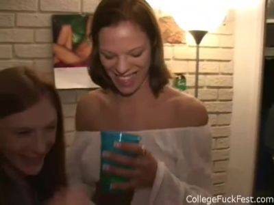 Coed lesbo teens licking pussy - txxx.com