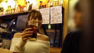 【オフショルから華奢な身体がチラリ…カワイイ系とキレイ系のイイとこ取り！ナチュラルあざといスレンダー美女】まんまと引っ掛かりたくなる思わせぶりな態度にチ●ポのトキメキが抑えられない…ッ！ - txxx.com - Japan