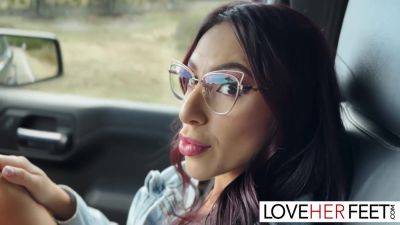 Hitchhiking Hottie - videomanysex.com