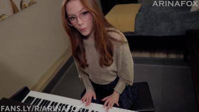 Girl Pianist In Torn Tights Plays The Theme From Interstellar - hclips.com