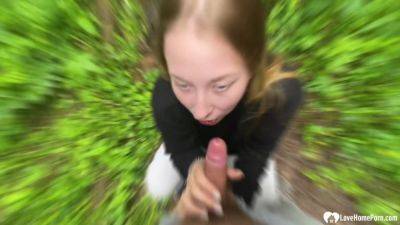 Girlfriend gets a facial in the woods - txxx.com