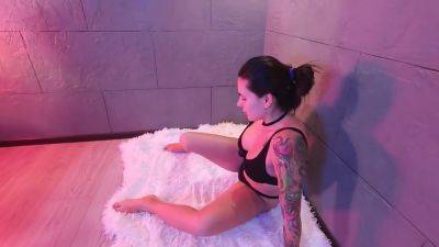 I Stopped Her Stretching So She Could Do A Slobbery Blowjob - hclips.com