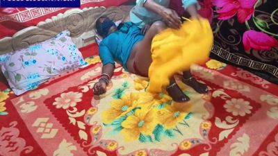 Pati Daaru Pikar So Rha Tha Tabhi Usha Bhabhi Ki Jawani Me Aag Lag Gyi Chudwane Ke Betab Bhabhi Ne Lund Nikal Kar Chusn - desi-porntube.com - India