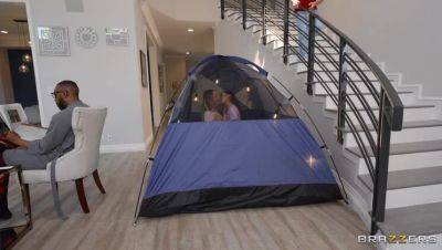 Jovan's Interracial Glory Hole Threesome Adventure - veryfreeporn.com