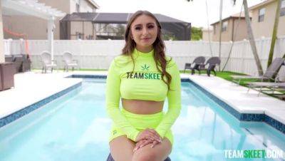 Brunette Babe Penelope Charms Everyone Outdoors / 20.04.2022 - porntry.com