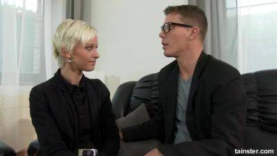 Blonde's Fingering Tutorial - xxxfiles.com