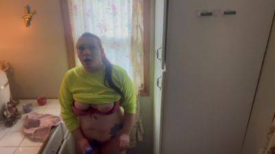 Pretty Face Plays With Herself - hclips.com