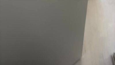 Zastukal Za Drochkoi I Reshil Pomoch No Ne Uderzhalsya Ot Ee Uzkoi Kiski I Trahnul - hclips.com